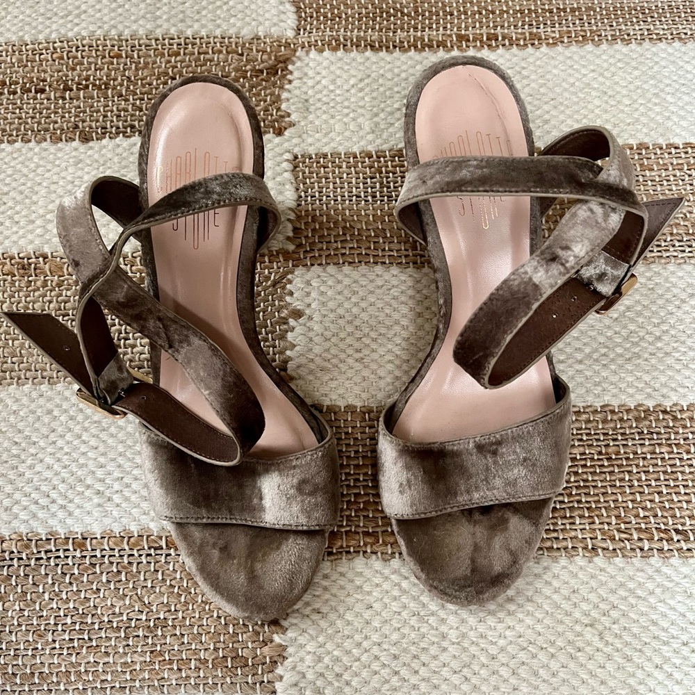 Charlotte Stone Velvet Heels Sz. 8